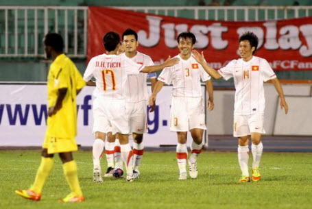 Tuyển Việt Nam trong trận thắng Mozambique tại sân Thống Nhất ngày 23.6.2012